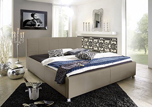 SAM® Design Polsterbett Katja, muddy, pflegeleichtes Bett aus Kunstleder, abgestepptes Kopfteil, Chrom-Füße, gepolstertes Designer-Bett, 140 x 200 cm